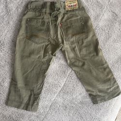 Levi's capri cargo trousers in olive green. Features include back pockets and belt loops.