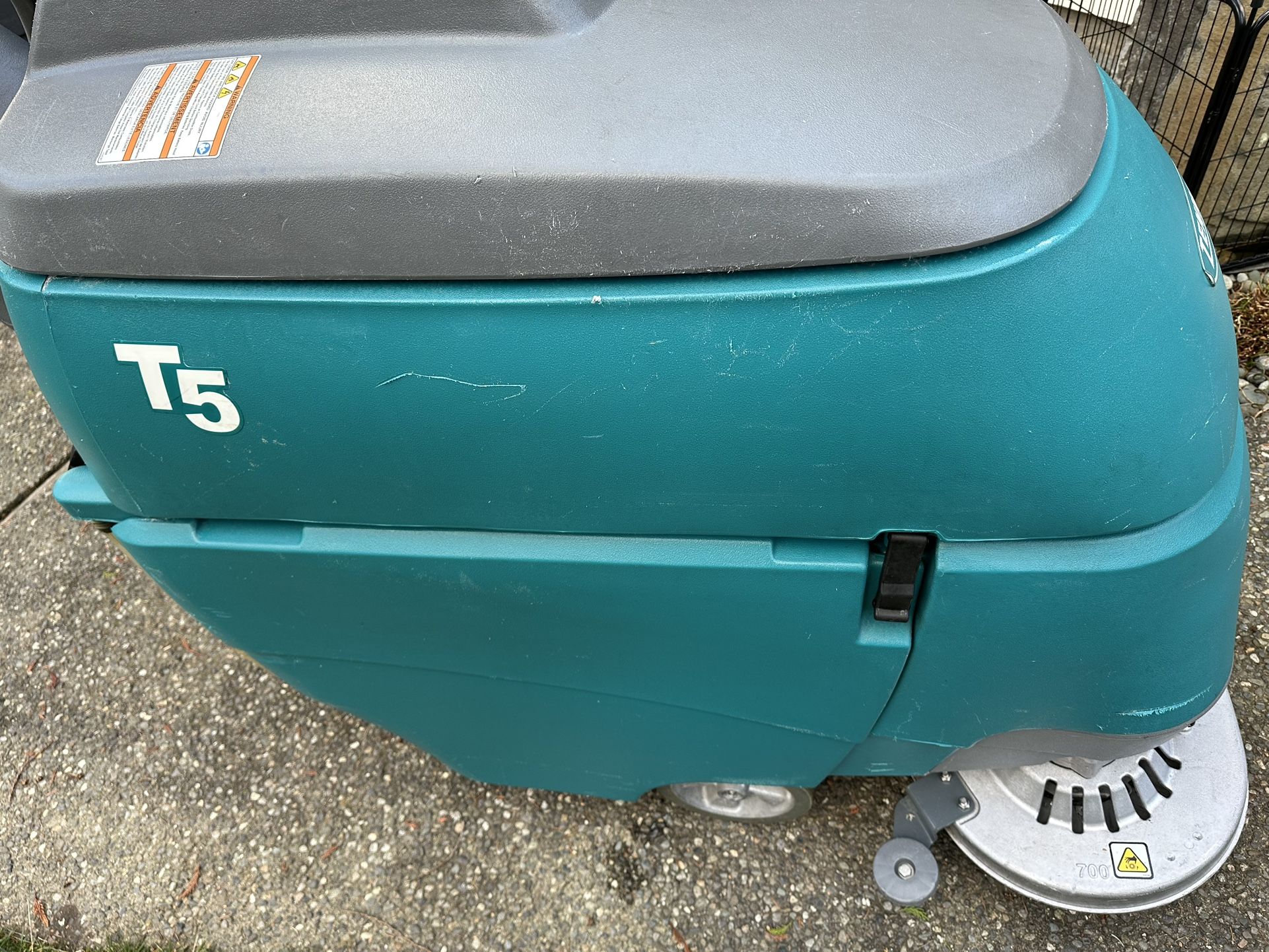 Tenant T5 28 Inch Traction Drive Floor Scrubber, Auto Scrubber