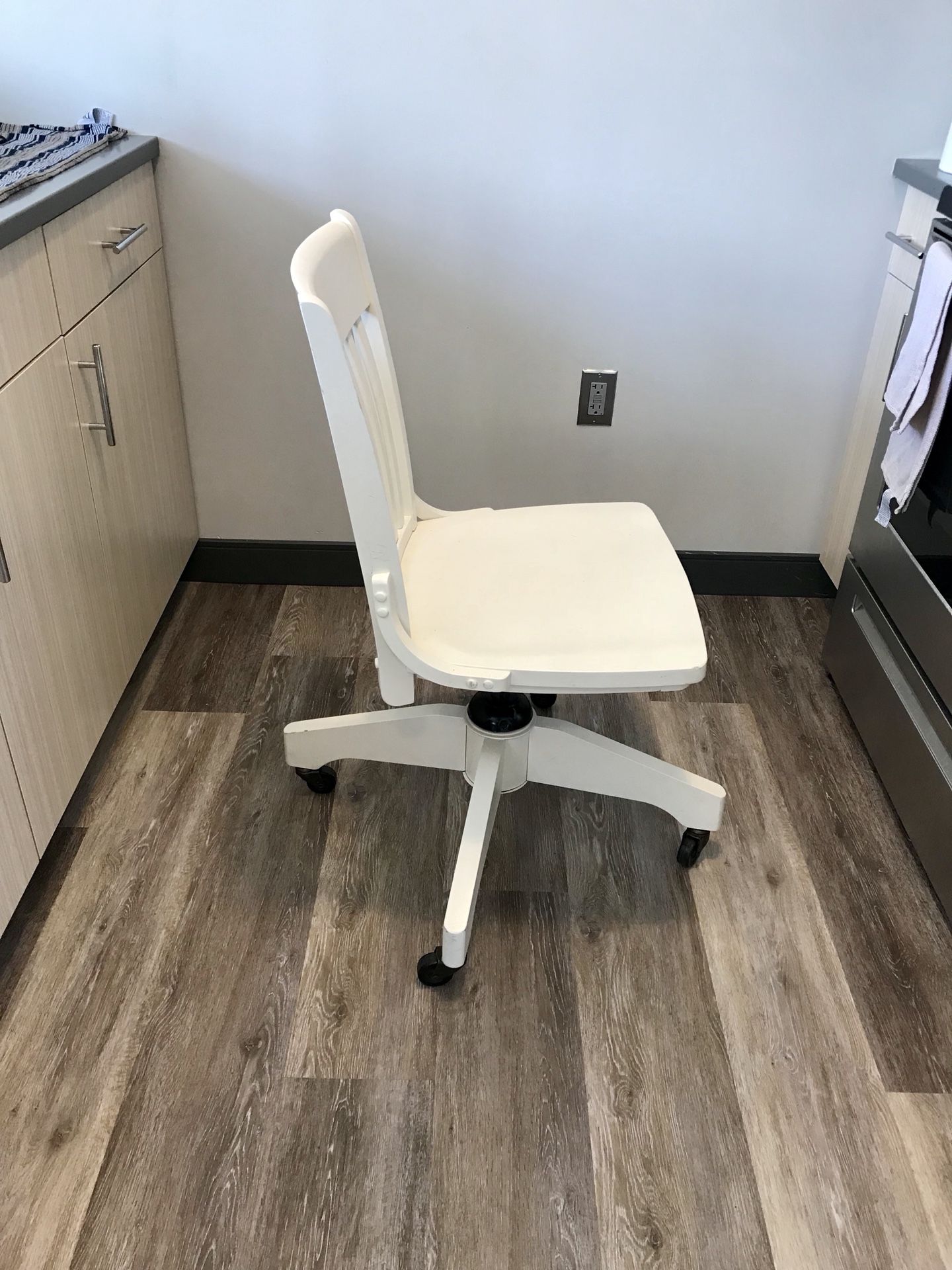 Pier 1 White Desk Chair swivel (org. $300)