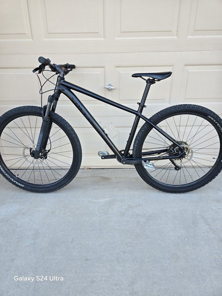 SPECIALIZED ROCKHOPPER ELITE MOUNTAIN BIKE, 29ER, SETUP TUBELESS, 1X10, ROCKSHOX AIR SHOCK (LARGE FRAME)