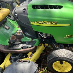John Deere L-130 Lawn Tractor Mower