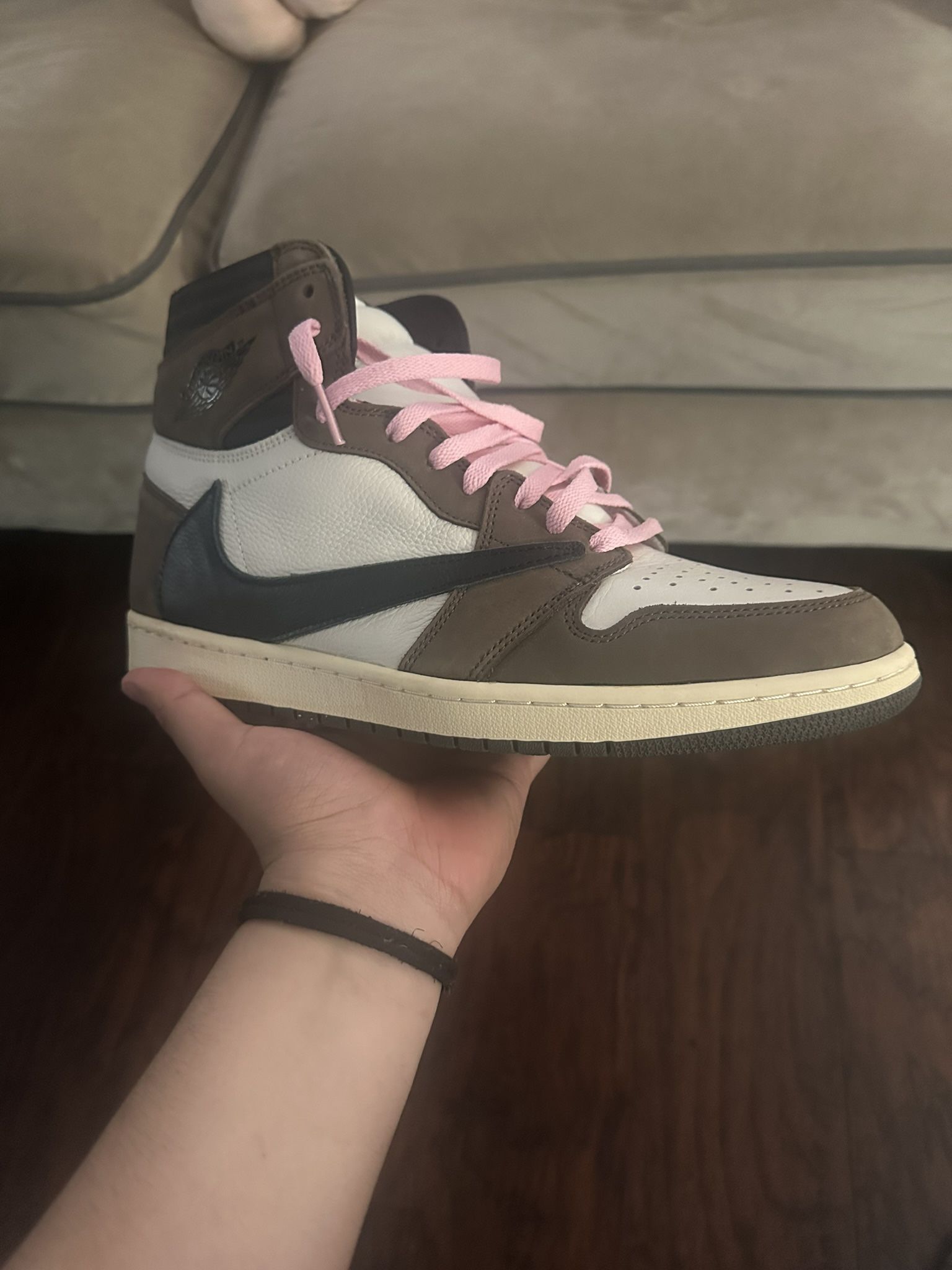 Travis Scott Jordan 1