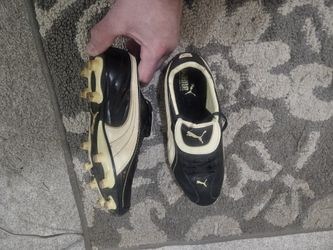 Soccer Cleats Boys Size 4 - 4.5