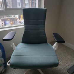 Herman Miller Embody Logitech 