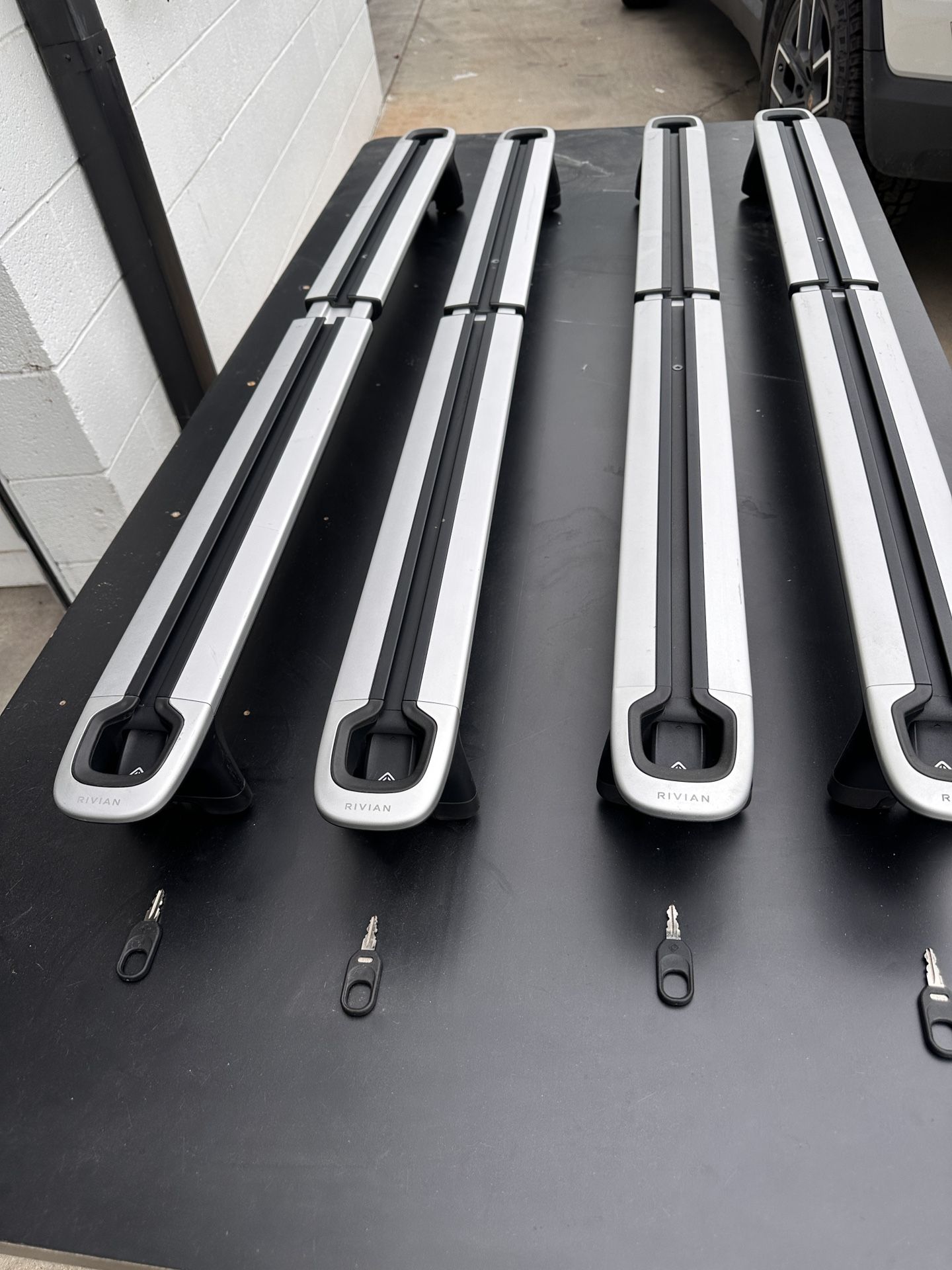 Rivian Cargo Crossbars 2pcs (1 pair)