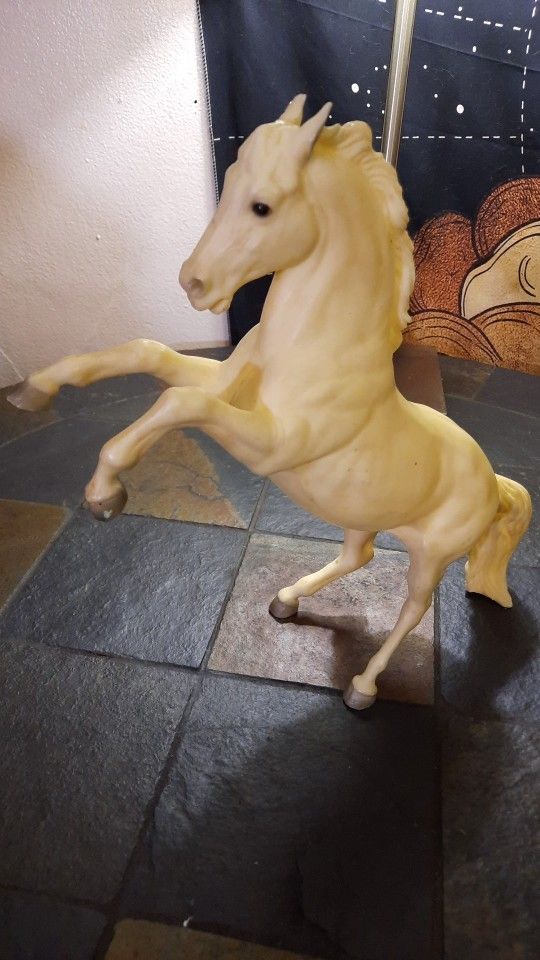 Breyer King  Fighting Stallion Matte Alabaster, Gray Hooves, 1(contact info removed)