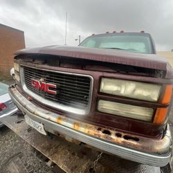 5.7 Motor 3500 GMC Sierra For Parts 