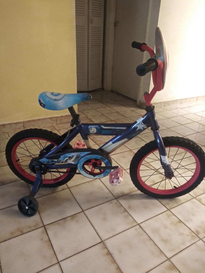 Bicicleta usada de capitan america buena para niños nececita aire en gantas vendo $10