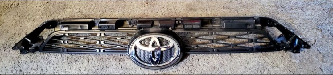 Brand new OEM Toyota Corolla S/SE Front Grille