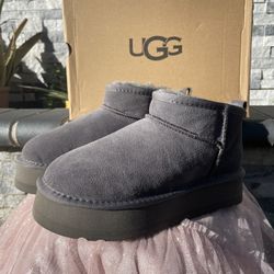 UGGS ( Size 7, Woman)
