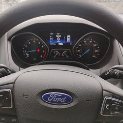 Ford focus se silver 4 door hatchback flex fuel