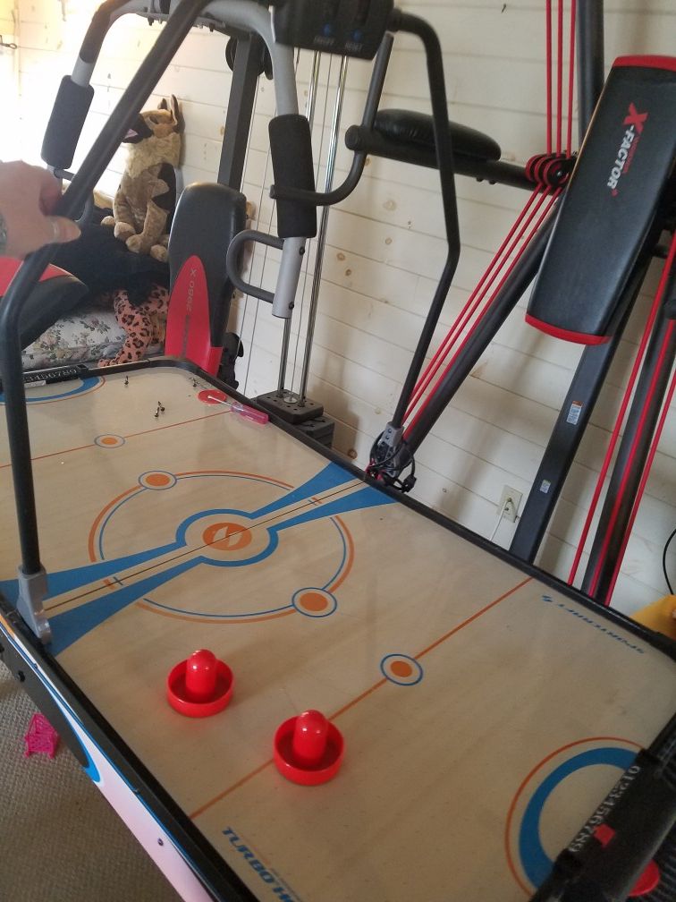 Air hockey table