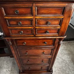 Vintage Jewelry/Dresser