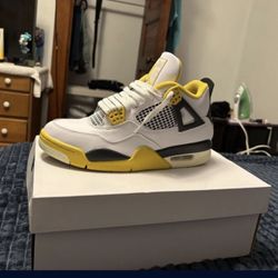 Jordan 4 Vivid Sulfur 