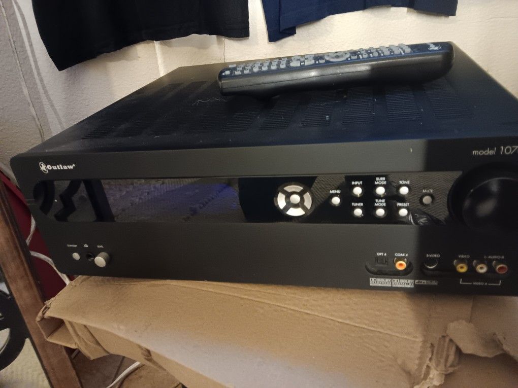 OutLaw 1070 Receiver 7.1 W/remote $20