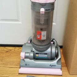 NEW cond DYSON  VACUUM WITH COMPLETE ATTACHMENTS  , AMAZING POWER SUCTION  , WORKS EXCELLENT  , IN THE BOX 