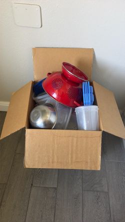 Box of Misc Kitchen Items