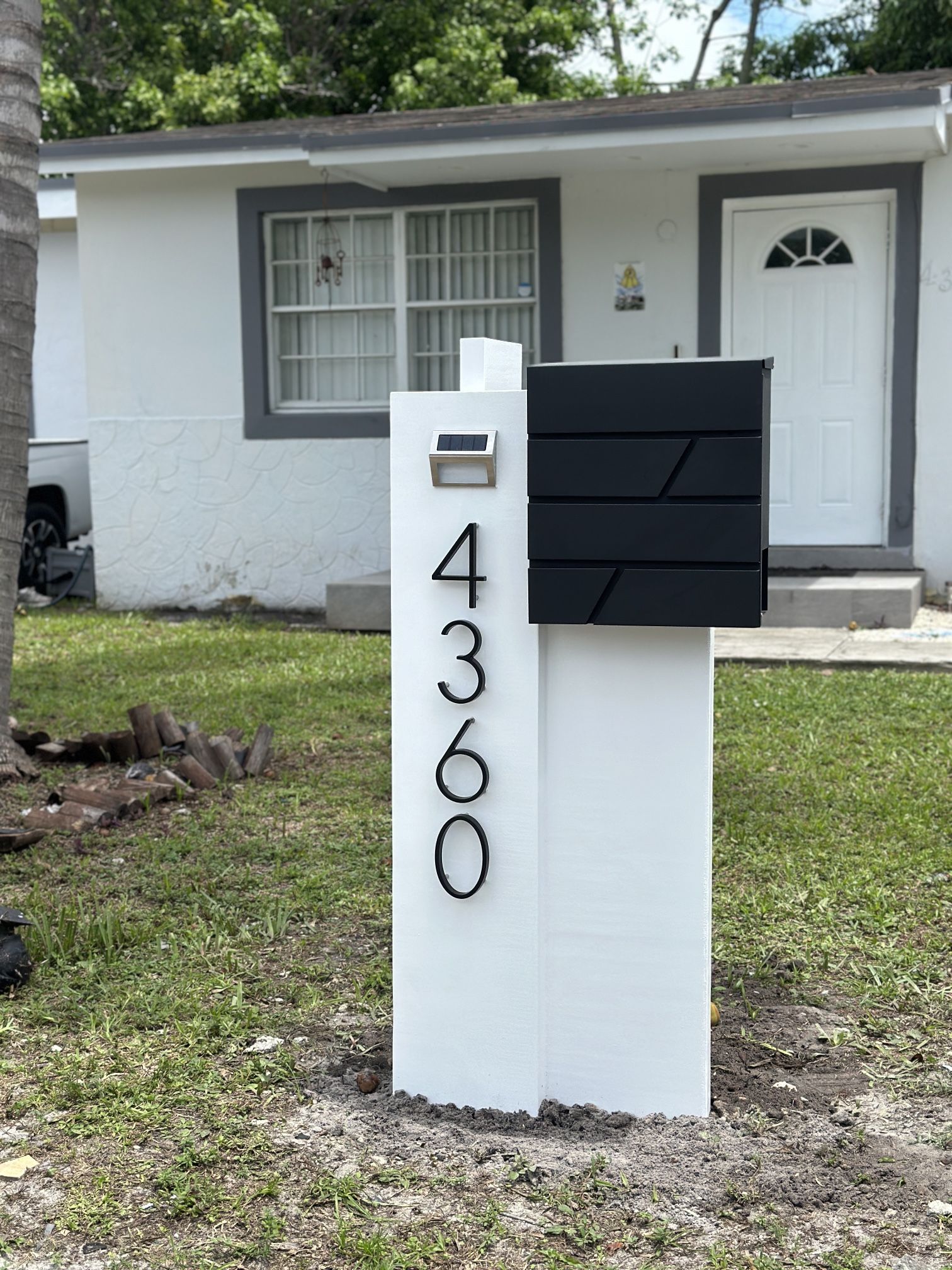 Modern mailbox