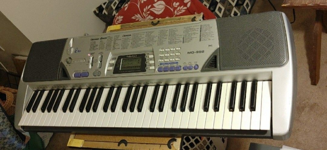 RADIO SHACK. MD-992 KEYBOARD WORKS WELL COMES WITH NEW BATTERIES. no adapter