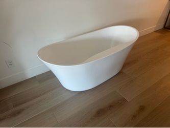 Tub - Freestanding Tub with center drain.