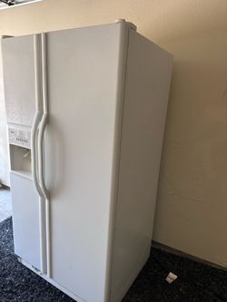 Kenmore side by side refrigerator- everything works good 👍🏻