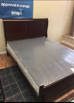 Queen bed frame!! Brand new!!