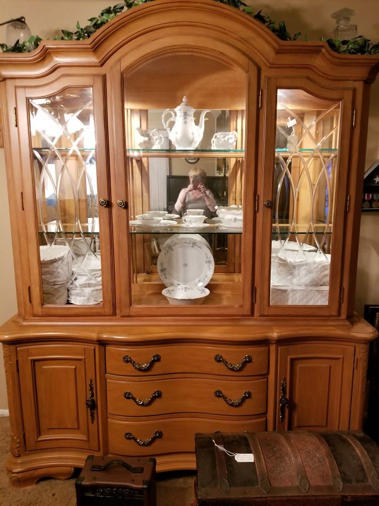 Rivers Edge Furniture Company, Lighted China Cabinet, Top and Bottom