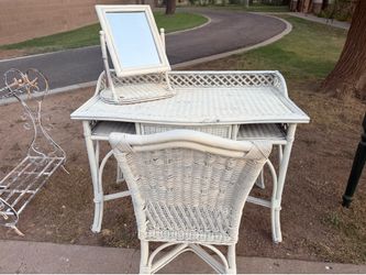 Rattan with your vanity make up vanity