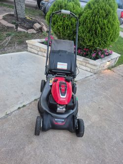 Honda mower hrn216vka usada trabajando muy bien