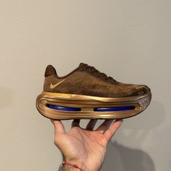 Women Nike Vomero Premium Size 8.5 (NEW)