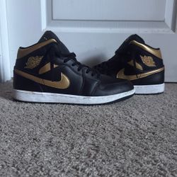 Air Jordan 1 Mid Black Metallic Gold