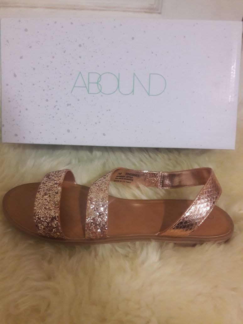 Nordstrom Rack- ABOUND sandal Rose gold for Sale in Long Beach, CA - OfferUp
