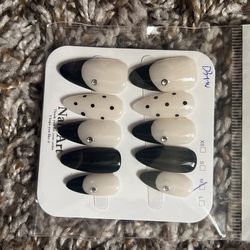 Medium acrylic nails