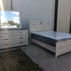 Ashley Furniture Queen Bed And Dresser Mirror 