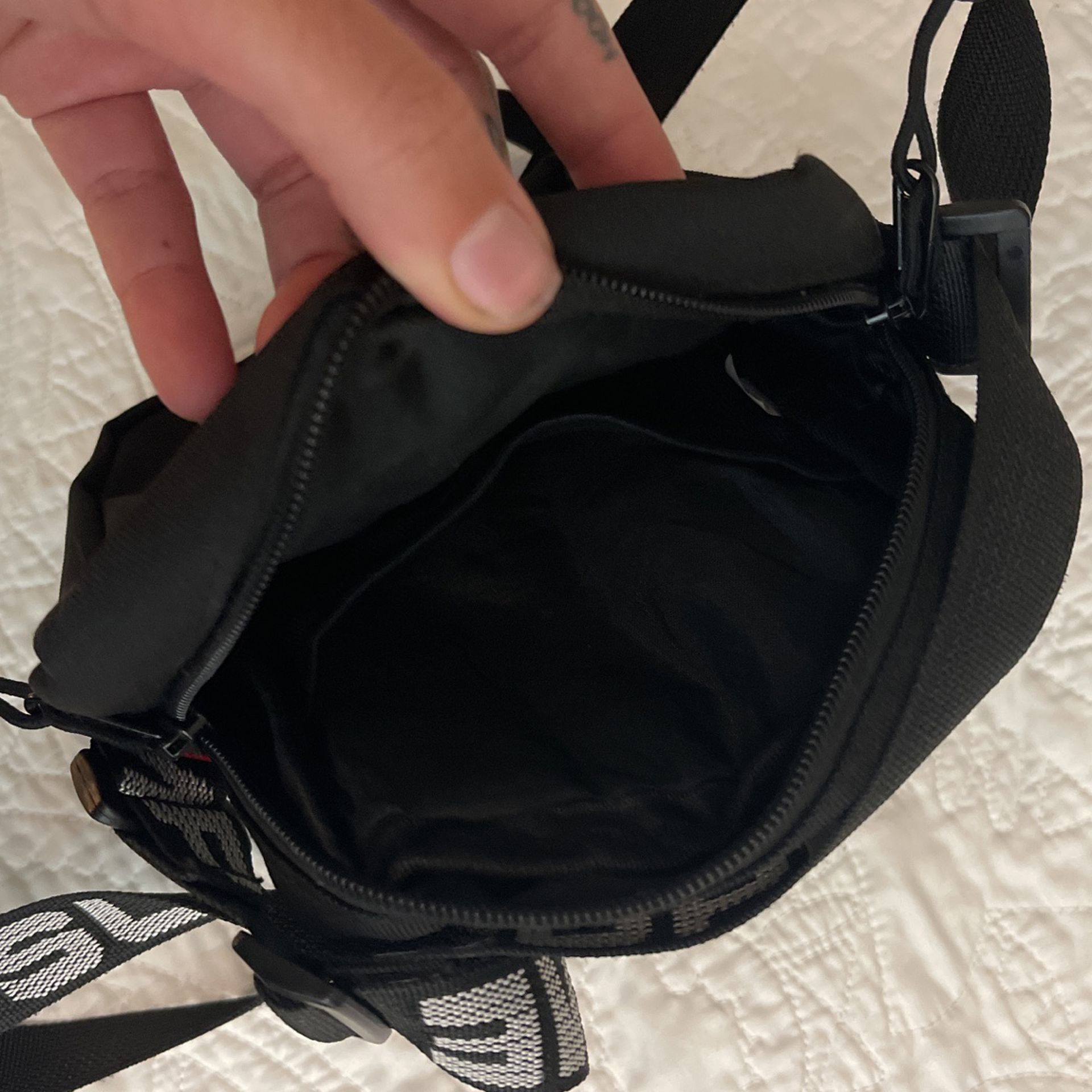 Supreme Small shoulder Bag for Sale in Santa Monica, CA - OfferUp