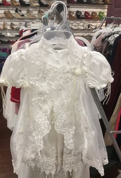 Hermoso vestido con capa bordada