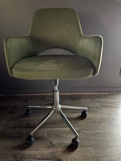 Rolling desk chair