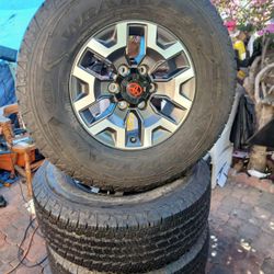 JUEGO DE RRINES PARA TROCAS TOYOTA TACOMA 4RRUNER SECOYA TUNDRA YANTAS  SEMINUEVAS MEDIDA 16