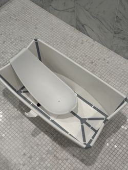 Stokke Flexi Bath Foldable Baby Bathtub with Newborn Support — White
