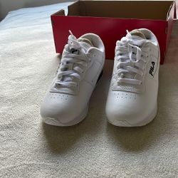 FILA NEW WOMENS ATHLETIC SHOES 8.5
