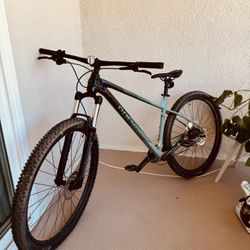 2023 Polygon Xtrada 6 Trail Bike – Shimano Deore 1x11, Hydraulic Disc, ~5 Rides Only