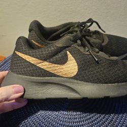 Women's Nike Shoes Size 7.5 