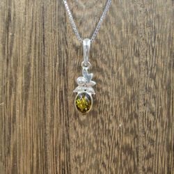 18 Inch Sterling Silver Pretty Amber Stone Pendant Necklace

