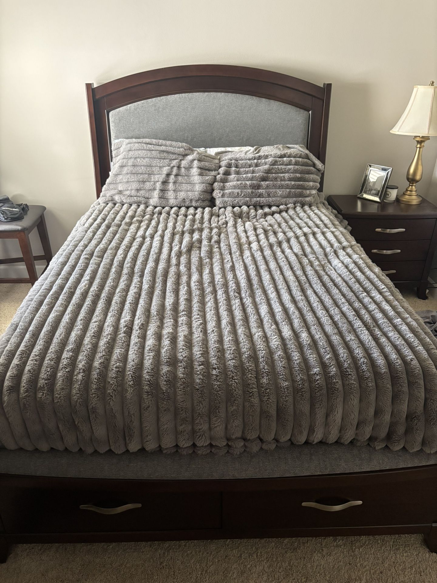 ✨ Like-New Bedroom Set + Plush Queen Mattress – Can’t Beat This Deal  ✨