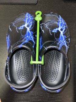 Crocs negros con rayos azules