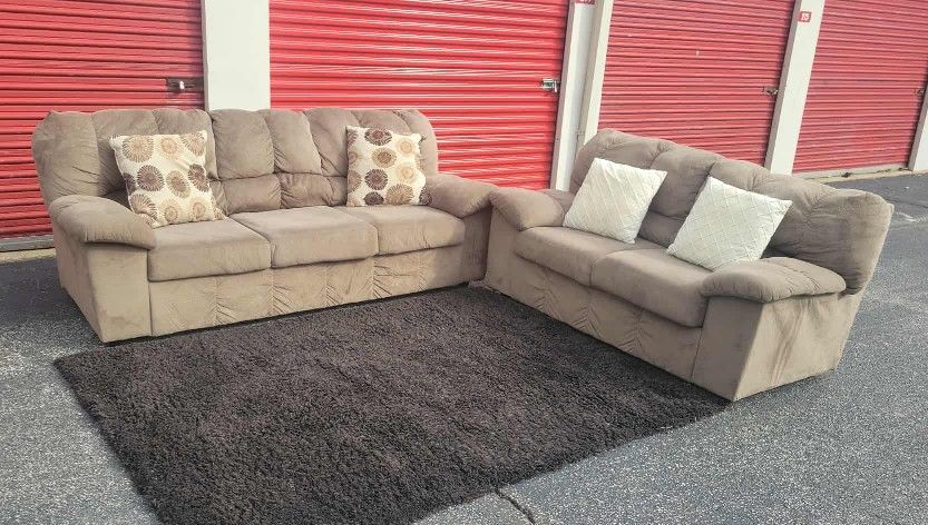 FREE LOCAL DELIVERY π»π¨
Ashley Furniture 2Pc Julson Sofa & Loveseat Set
