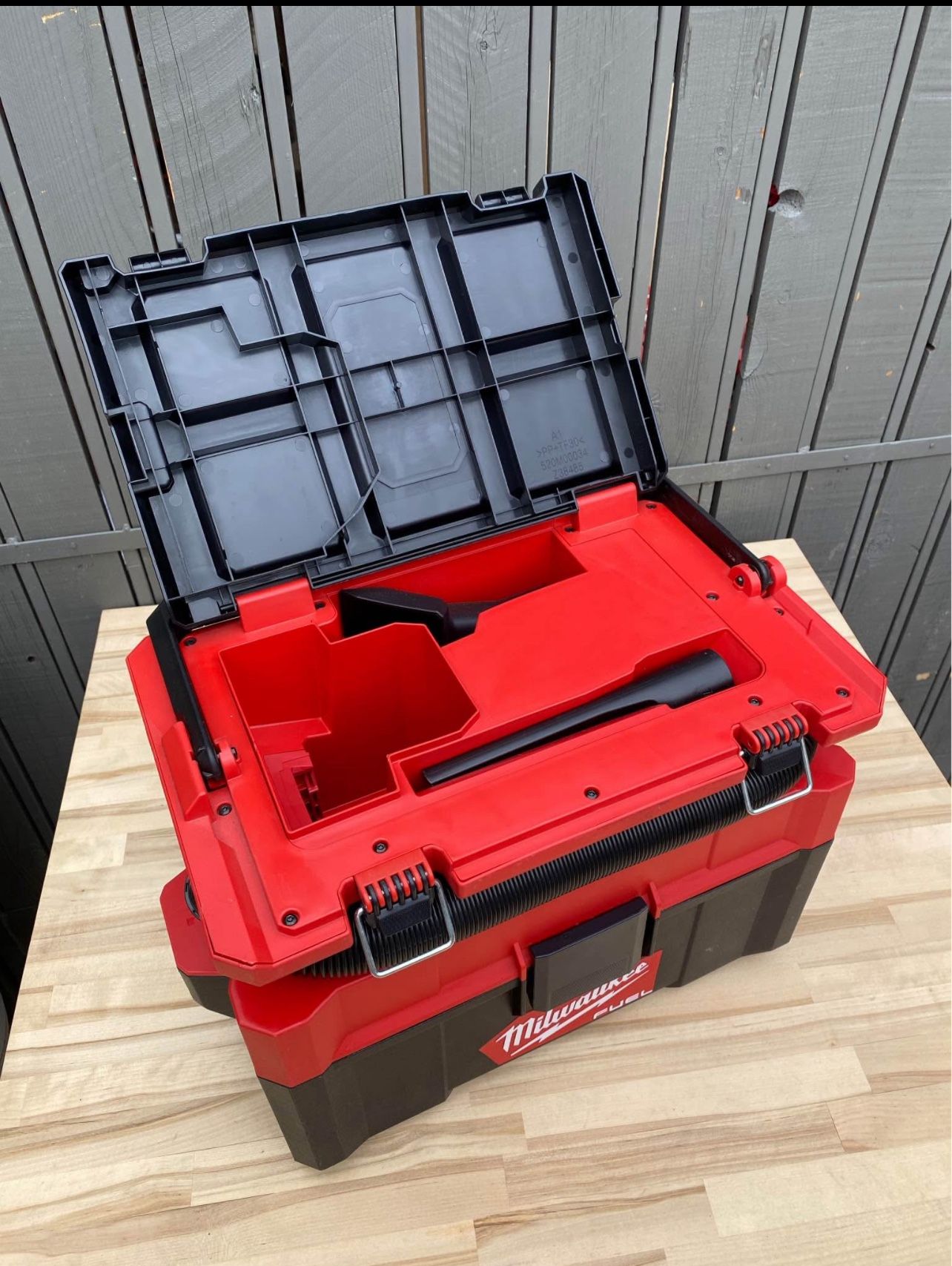Milwaukee M18 FUEL PACKOUT 18-Volt Lithium-Ion Cordless 2.5 Gal. Wet/Dry Vacuum (Vacuum-Only)