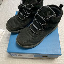 Columbia Boots  For Kids Size 3 Y . Like New