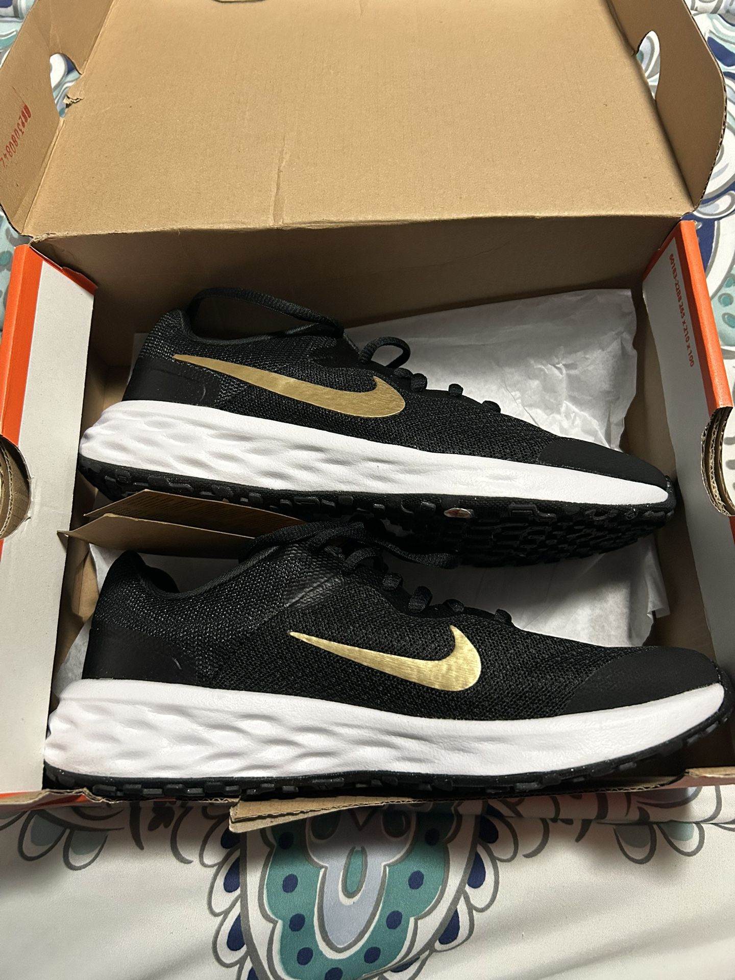 Nike Resolution 6