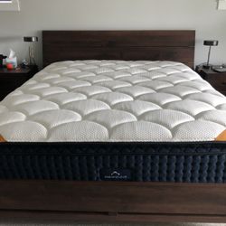 Like New Dreamcloud Premier Rest Hybrid King Mattress